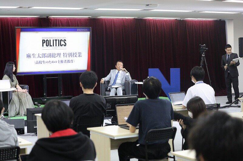 校舎では約30人の生徒が授業を受けた