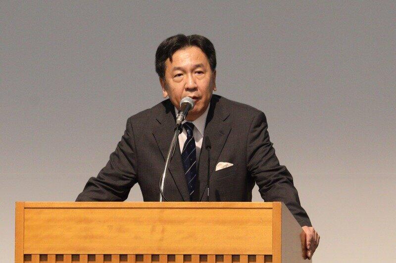 合流新党の代表に選出され、あいさつする枝野幸男氏