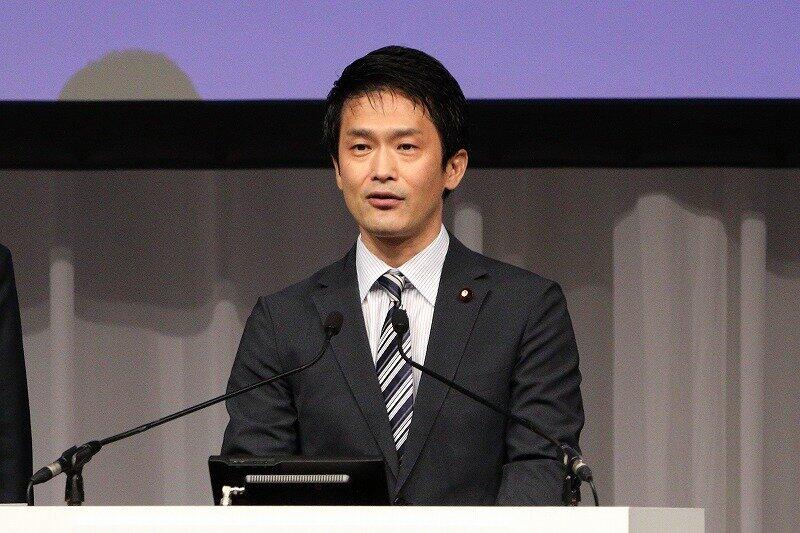 15日、立憲民主党結党大会に登壇した小川氏。前日の発言が物議