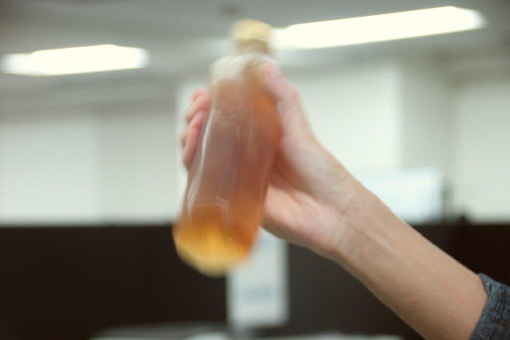 「よく振ってお飲みください」の注意書き、もっと大きくできないのか？！ 四千頭身・後藤の「要望」、J-CASTが各メーカーに聞いてみた