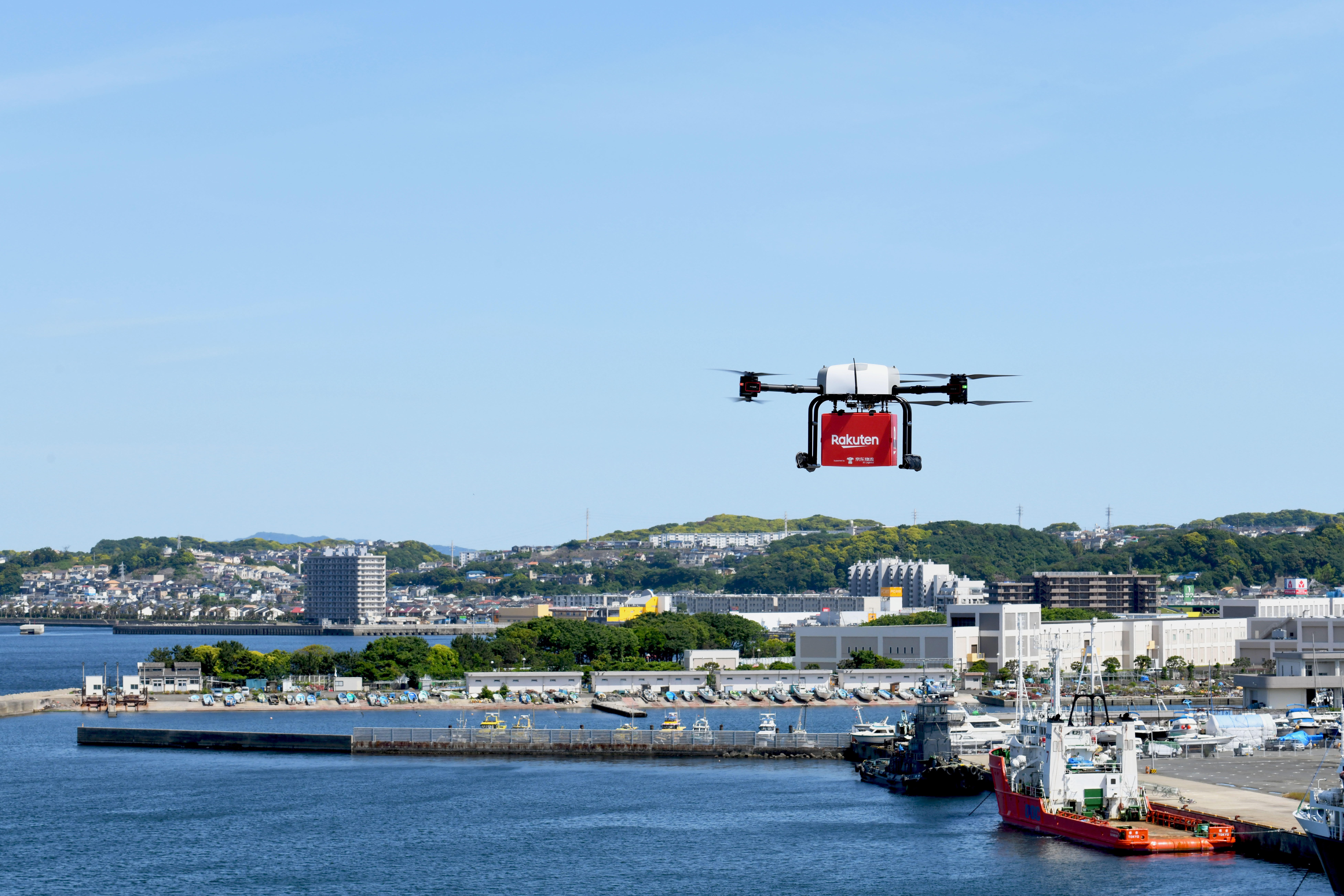 神奈川県横須賀市の猿島で、観光客の注文を受けて食料品などを配送するドローン（楽天提供）