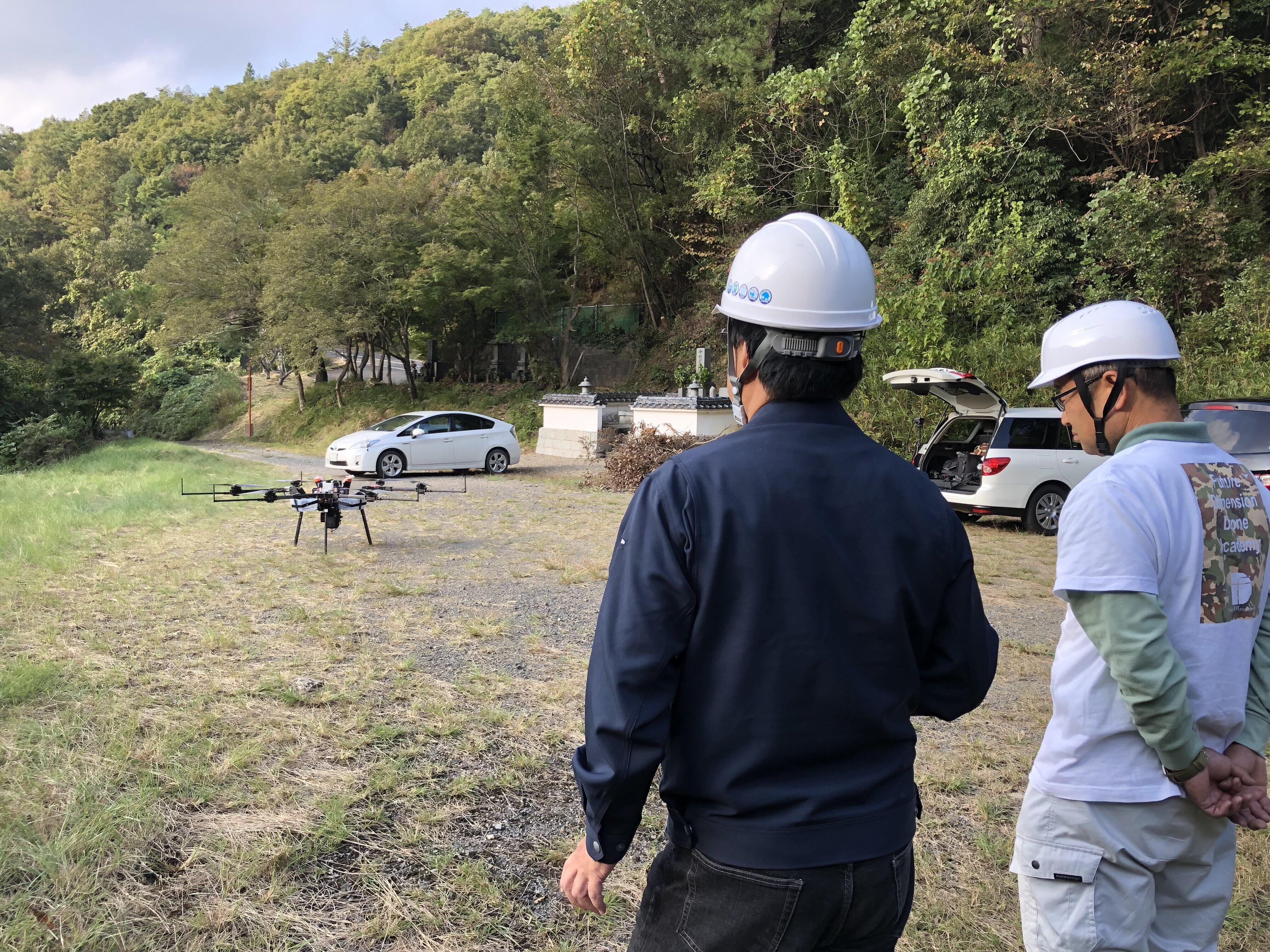 「和気町ドローン物流検証実験協議会」が岡山県和気町で行った配送実験の様子（フューチャー・ディメンション・ドローン・インスティチュート提供）