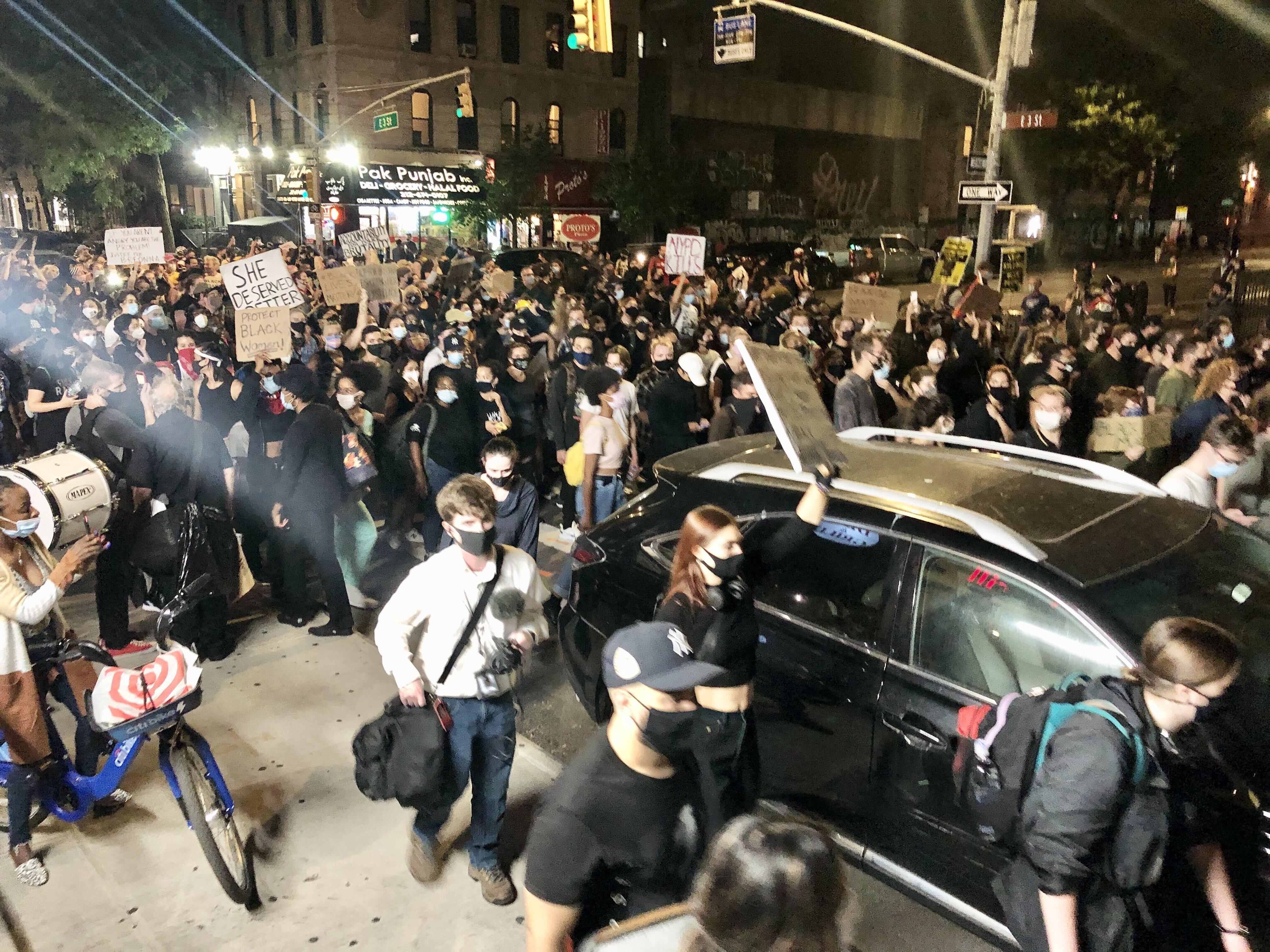 ニューヨークのマンハッタンの車道を占領し、行進するデモ参加者たち（2020年9月、著者撮影）