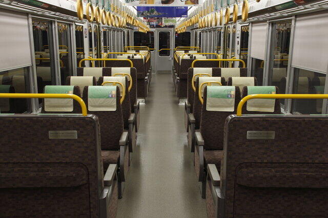 221系以後「3扉・転換クロスシート」の車内が定着した（画像提供：PIXTA）