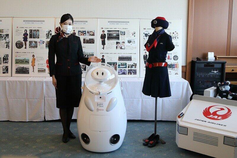 歴代の日本航空（JAL）制服とアバターロボットが来場者を出迎える。展示は10月15日まで