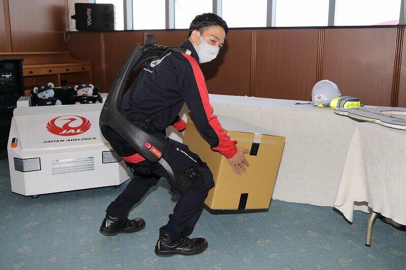 手荷物を載せる時に使うパワースーツの実演も行われている。「SKY MUSEUM」では見られない内容