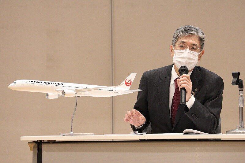 定例会見を開く日本航空（JAL）の赤坂祐二社長
