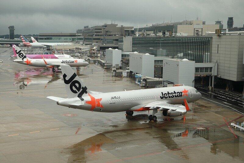 日本航空（JAL）はジェットスター・ジャパン（写真手前）をはじめとするLCCとの関係を強化して観光需要を取り込みたい考えだ