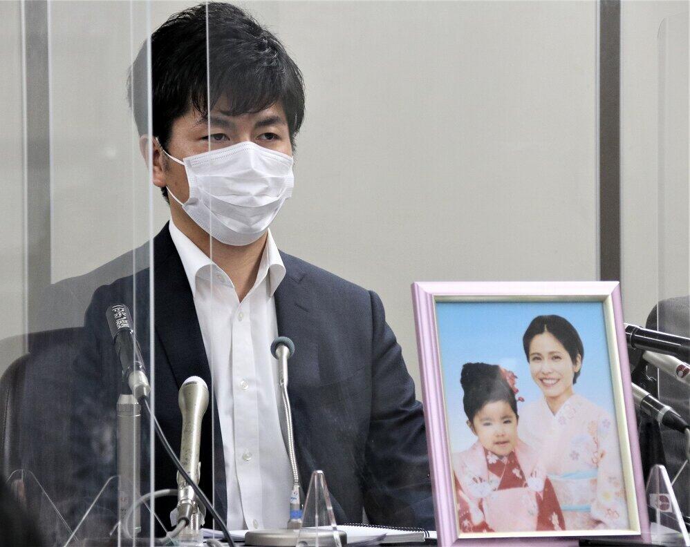 初公判後、真菜さんと莉子ちゃんの遺影とともに記者会見に臨んだ松永さん