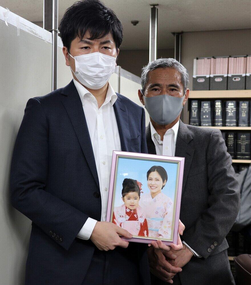 松永拓也さんと、真菜さんの父・上原義教さん