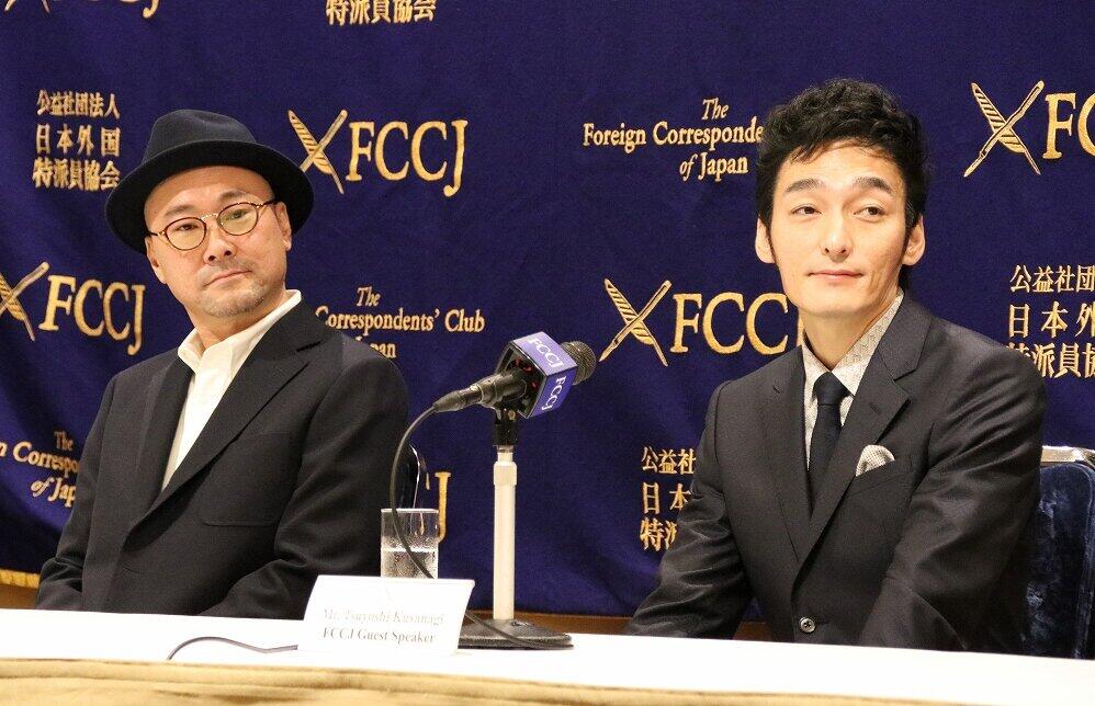 会見した草なぎ剛さんと内田監督