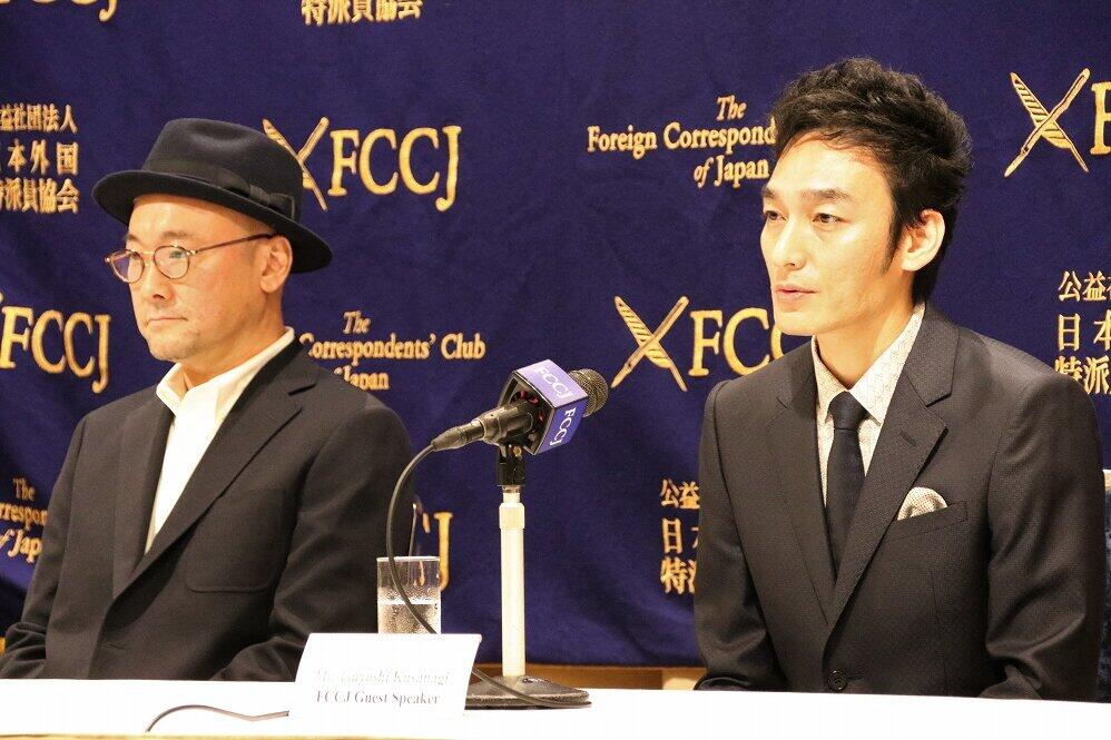 会見で映画について語る草なぎ剛さん（右）と内田英治監督