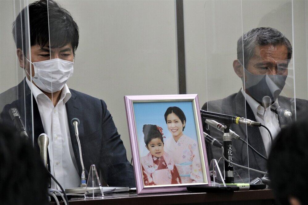 初公判後、松永真菜さん、莉子ちゃんの遺影とともに記者会見した遺族の松永拓也さん（左）と真菜さんの父・上原義教さん