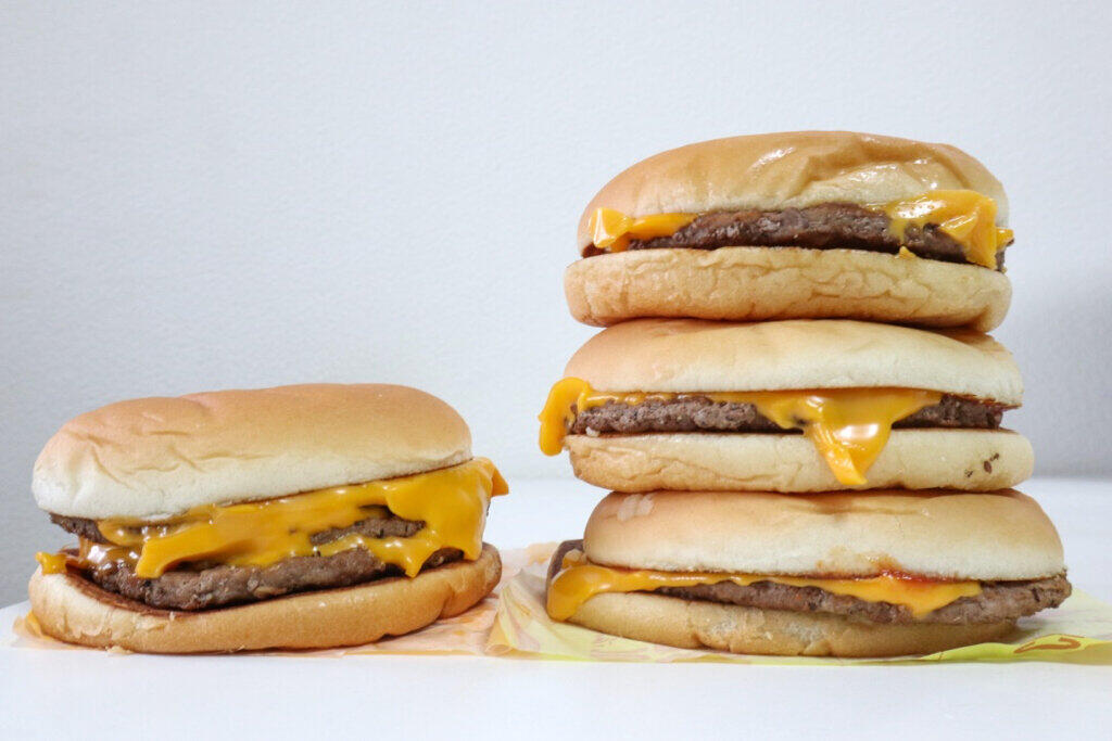 トリチ1個（左）とチーズバーガー3個重ね（右）