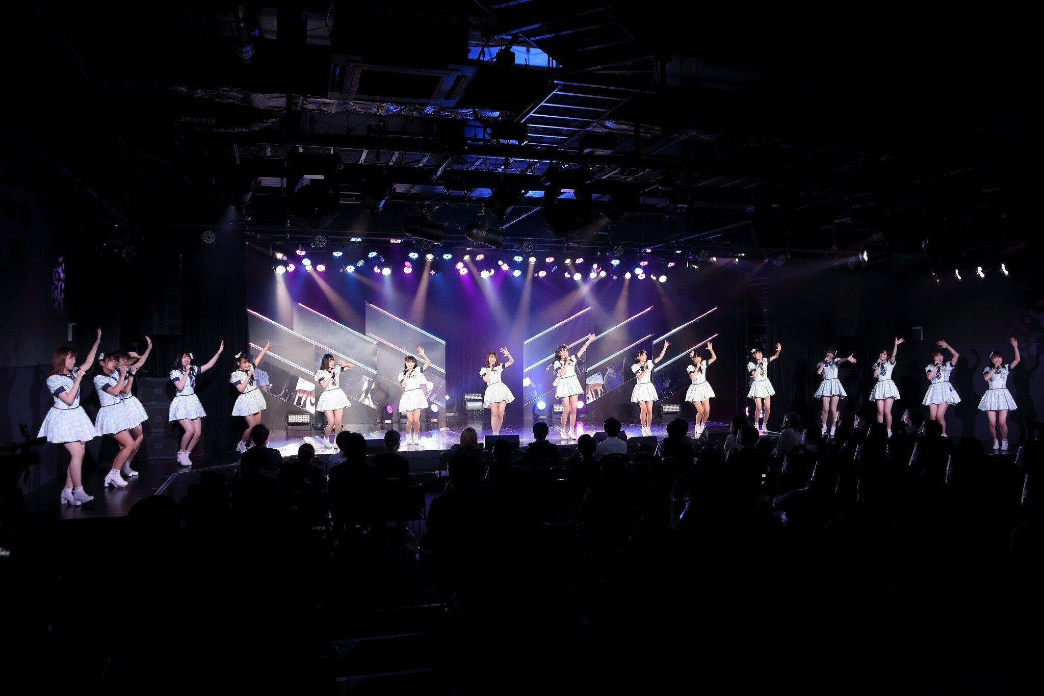 1曲目はデビューシングル「スキ！スキ！スキップ！」（13年発売）。発売時にセンターだった田島芽瑠さんが新劇場で最初にセンターに立った