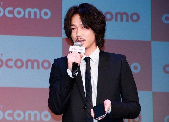 綾野剛の「食べ方」に賞賛の声　「綺麗」「美味しそうに食べる」