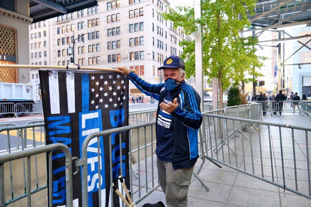 ニューヨーク市（マンハッタン）のトランプタワー前で1人、警察支持の旗を振る男性（2020年11月、筆者撮影）