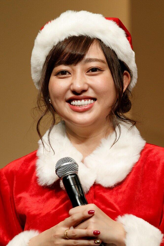 菊地亜美「たしかに顔が小さく見える　笑」　「夫が買ってきた」ものを着てみたら...