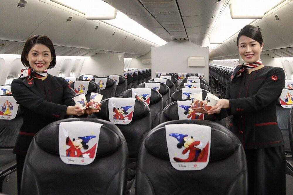 機内は特別デザインのヘッドレストカバ－（3種類）や紙コップ（6種類）で彩られている