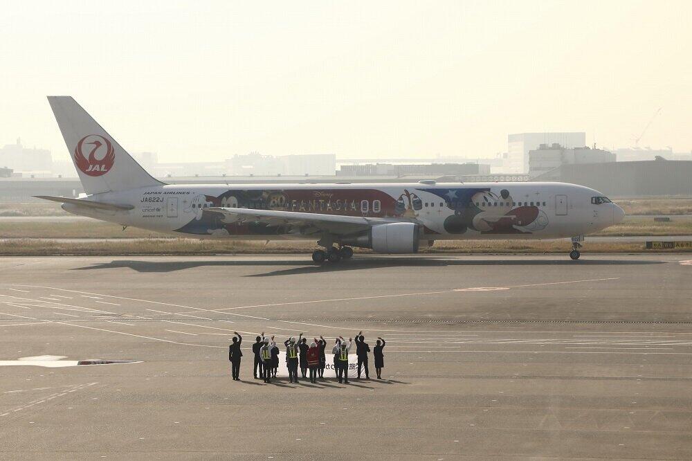 初便は空港スタッフに見送られて13時過ぎに出発した