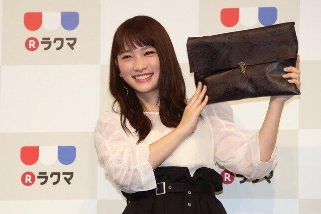 川栄李奈の「首根っこ掴み」炸裂　浜野謙太とのツーショット5連発