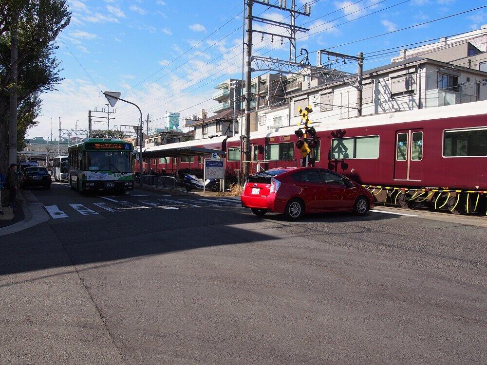 阪急神戸本線と並行して2車線の道路がある。