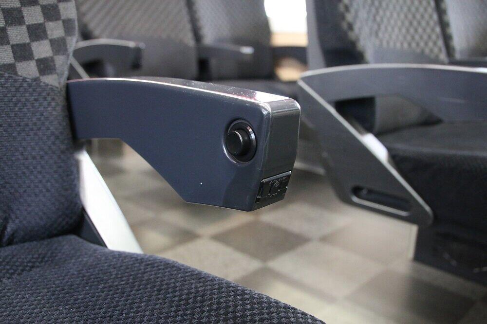 コンセントが肘掛先端についているが、黒色なので気づきにくい