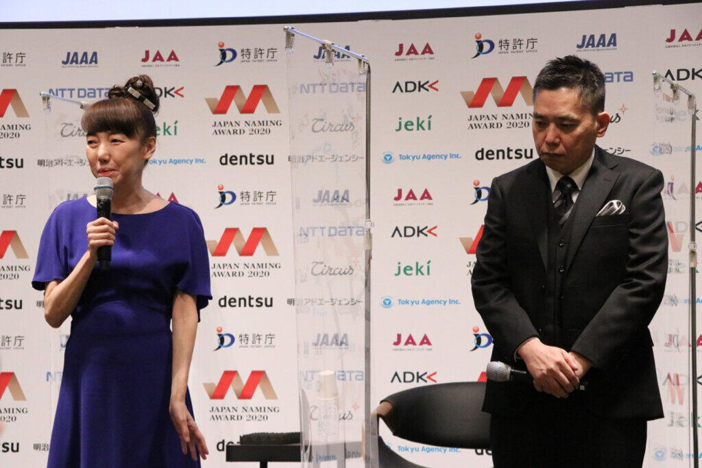 笑顔の光代さんとうつむく光さん