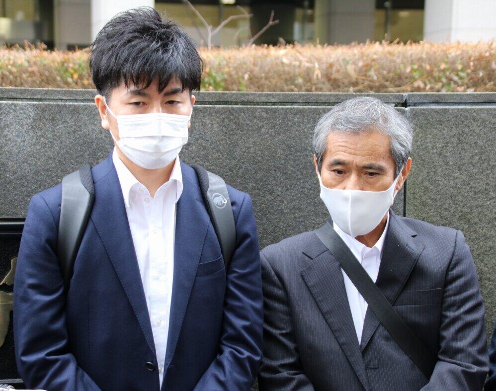 公判後、取材に応じた松永拓也さん（左）と上原義教さん
