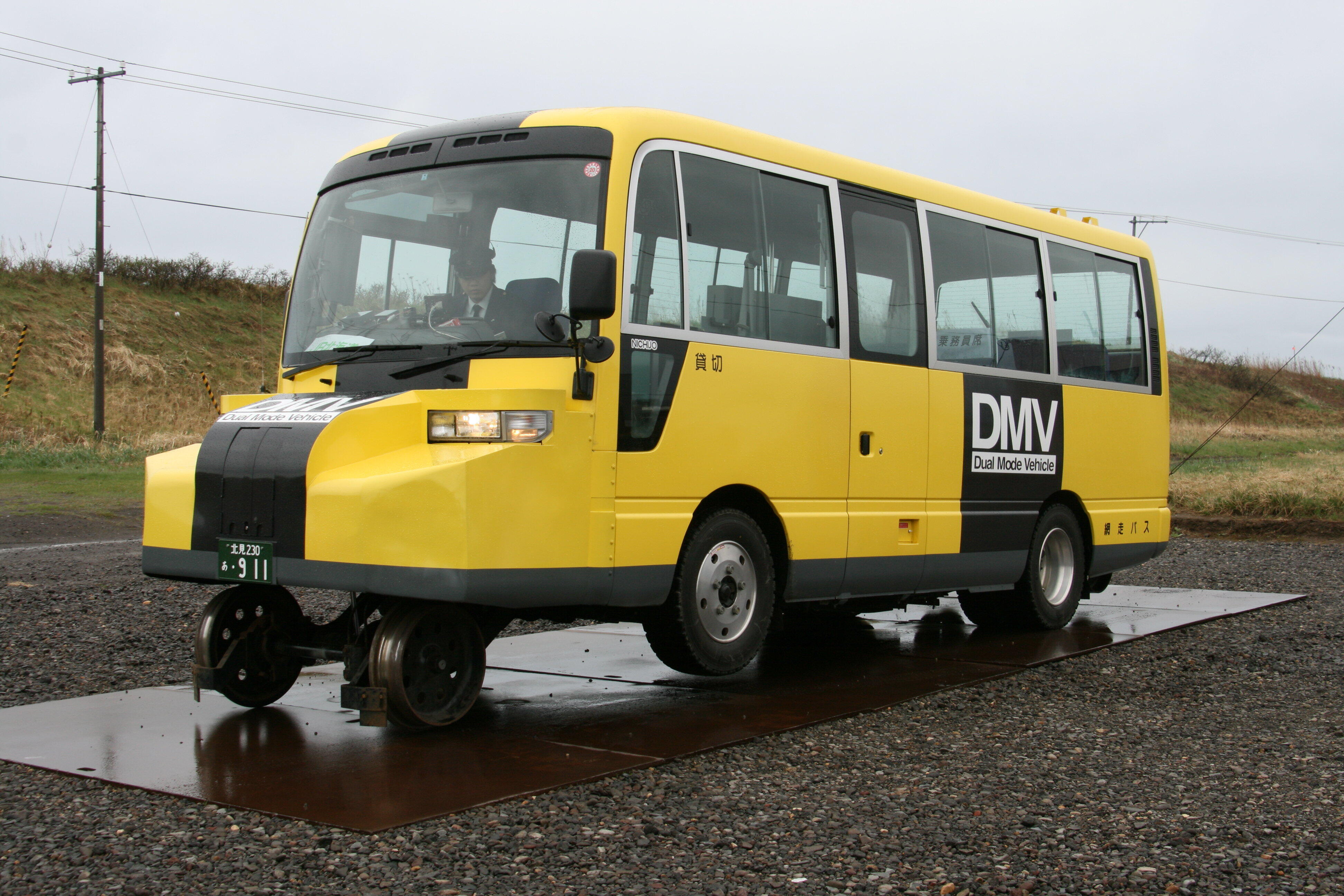 JR北海道が「試験的営業運行」していたDMV車両。14年に本格的営業運行を断念することが決まった（2008年撮影）