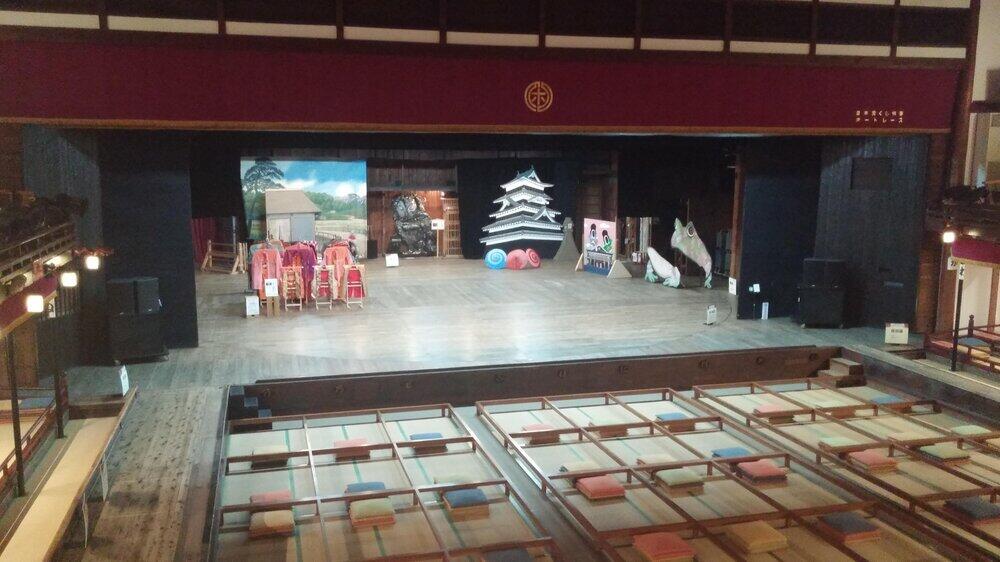 桟敷席を備える館内