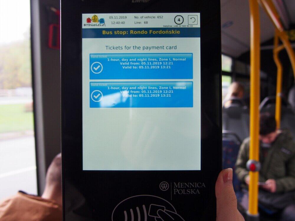 ポーランドの市内バスにあるクレジットカード対応のカードリーダー