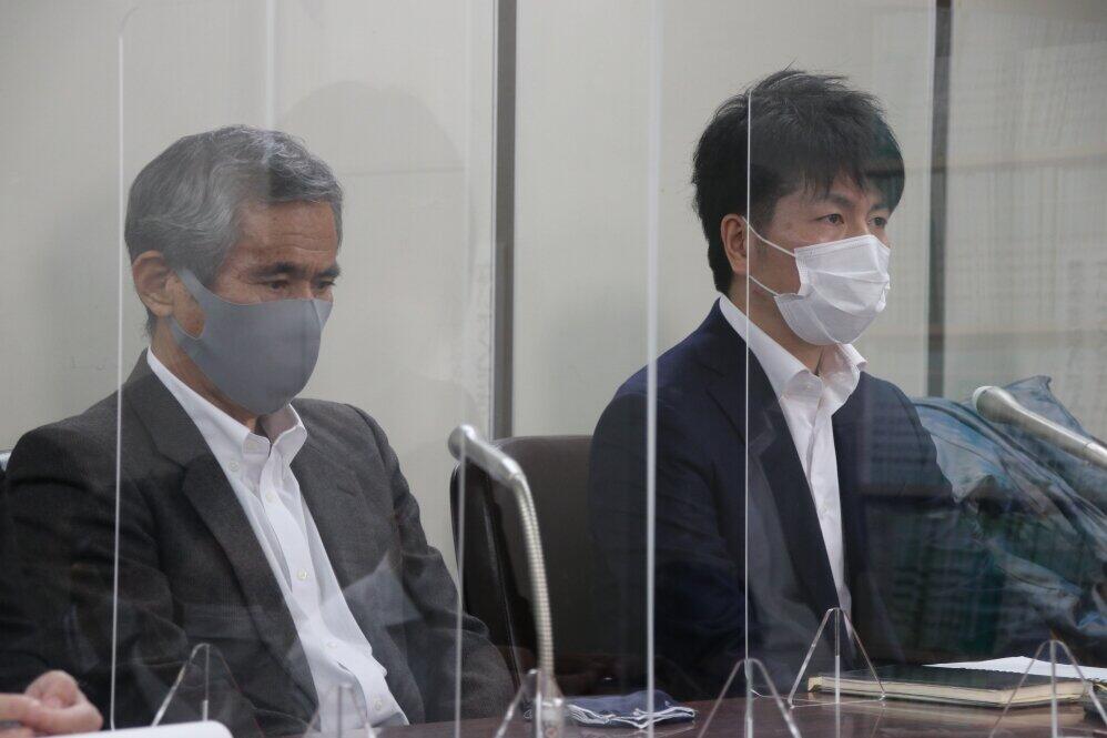 記者会見する松永拓也さん（右）と、真菜さんの父・上原義教さん