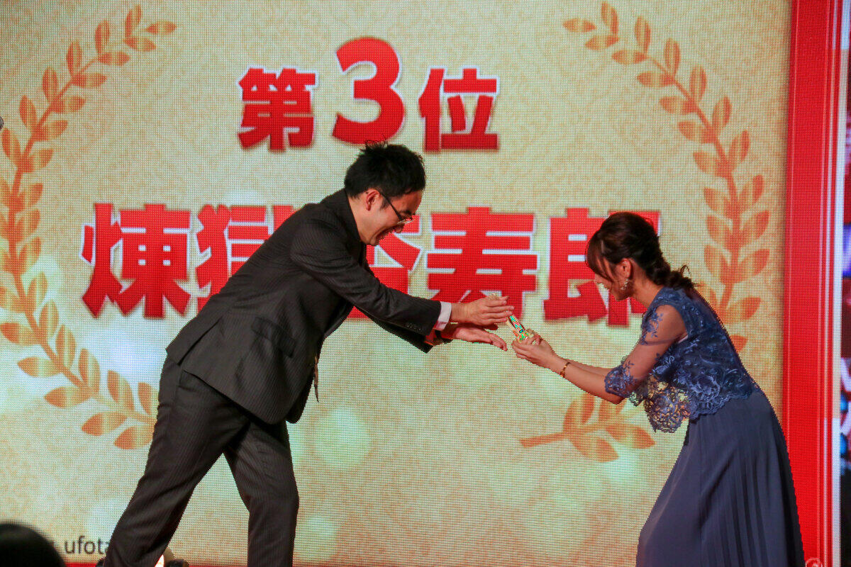 高橋プロデューサーは、トロフィーを森アナに持たせてあげた