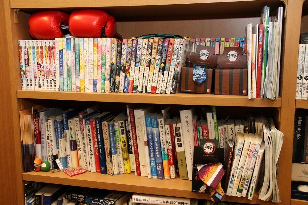 事務所にもお気に入りの漫画が置かれている。