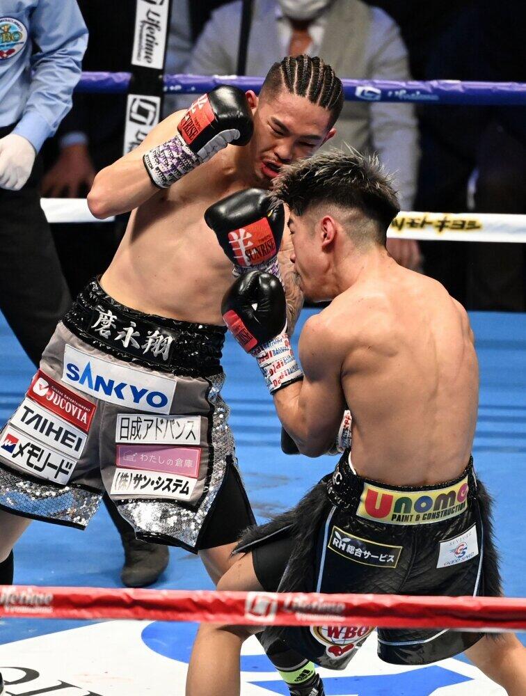 田中恒成を8回TKOで破った王者・井岡一翔（写真：AFP/アフロ）