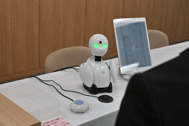 オリィ研究所の分身ロボット「OriHime」（ニュースリリースより）