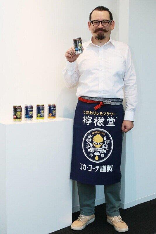 パッケージと同じデザインの「前掛け」を着用