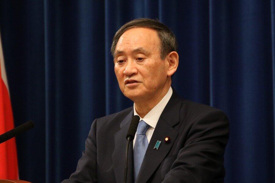 年頭記者会見を開く菅義偉首相。1都3県（東京、神奈川、千葉、埼玉）を対象に「国として、緊急事態宣言の検討に入る」と述べた