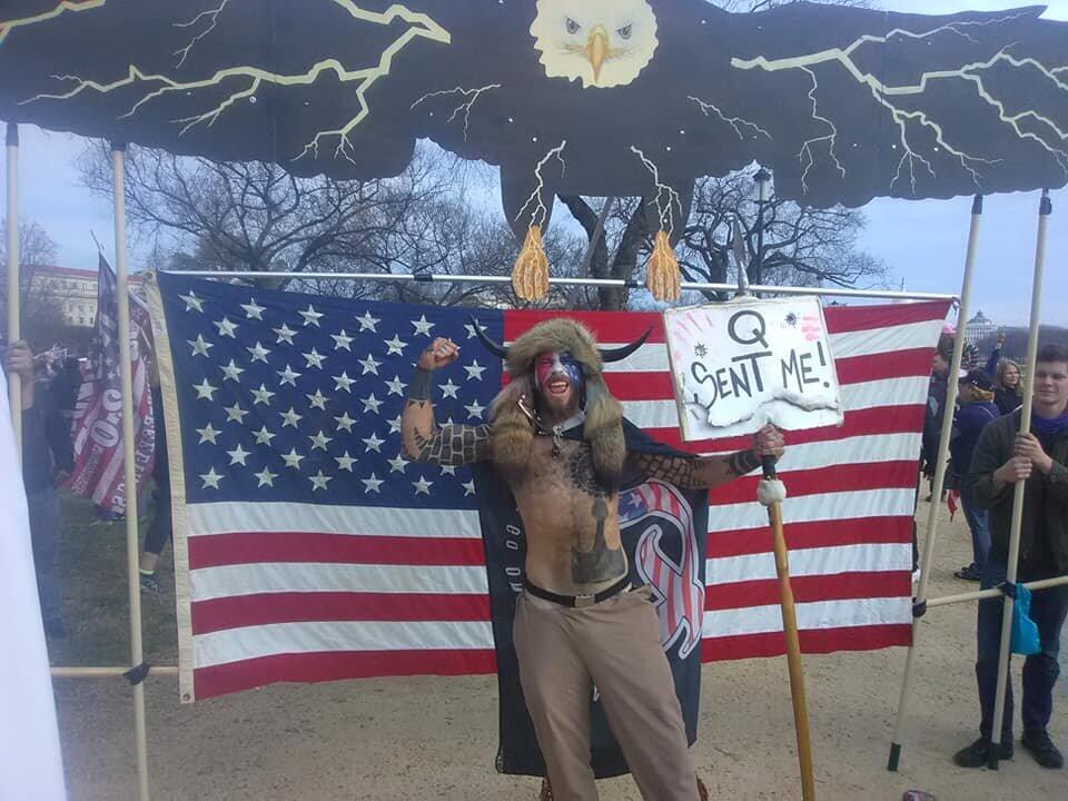 「Qが私をつかわした」とするプラカードを掲げて集会参加（ジェイク・アンジェリ氏のフェイスブックから）