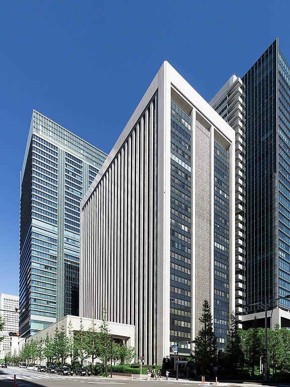三菱UFJ銀行本店。難しいかじ取りを迫られる（Kakidaiさん撮影、Wikimedia Commonsより）