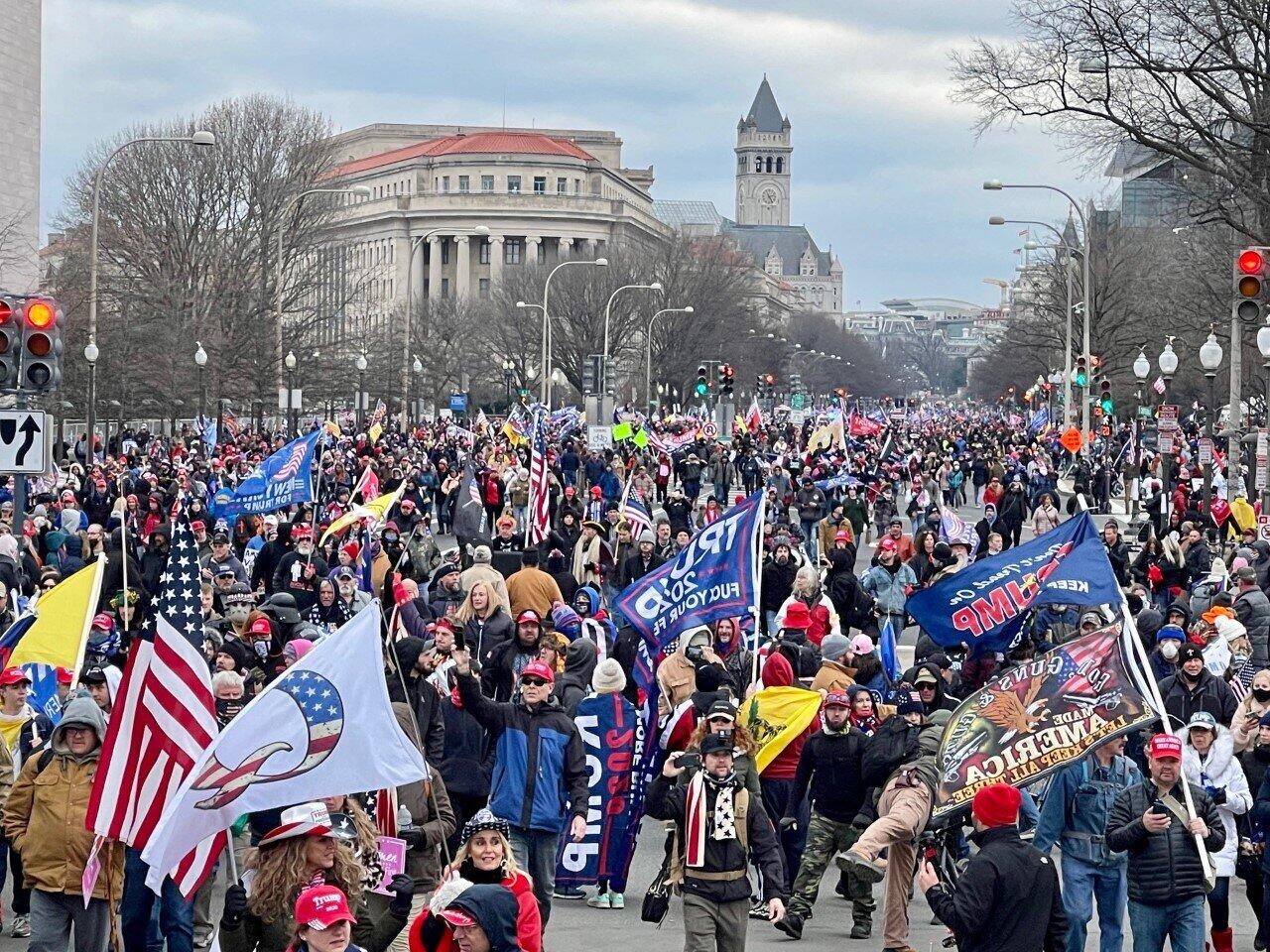議事堂へ向かって行進するトランプ支持者たち（2021年1月6日、筆者撮影）
