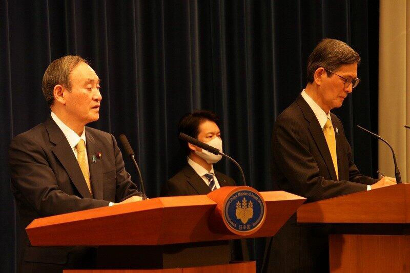 菅義偉首相（左）と新型コロナウイルス感染症対策分科会の尾身茂会長（右）