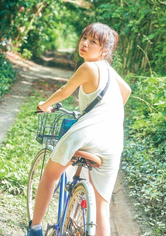 日向坂46の齊藤京子さんが「とっておきの恋人」（主婦と生活社）の中で印象的な場面として挙げたのが、このカット。「もう虫の量が本当に半端じゃなくて、ちょっとこれは…」と振り返った