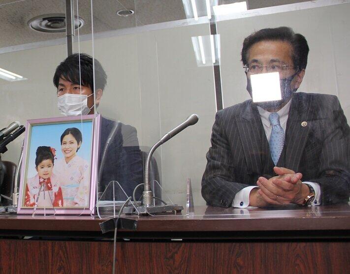 公判後、取材に応じた松永拓也さん（左）と代理人の髙橋正人弁護士（右）