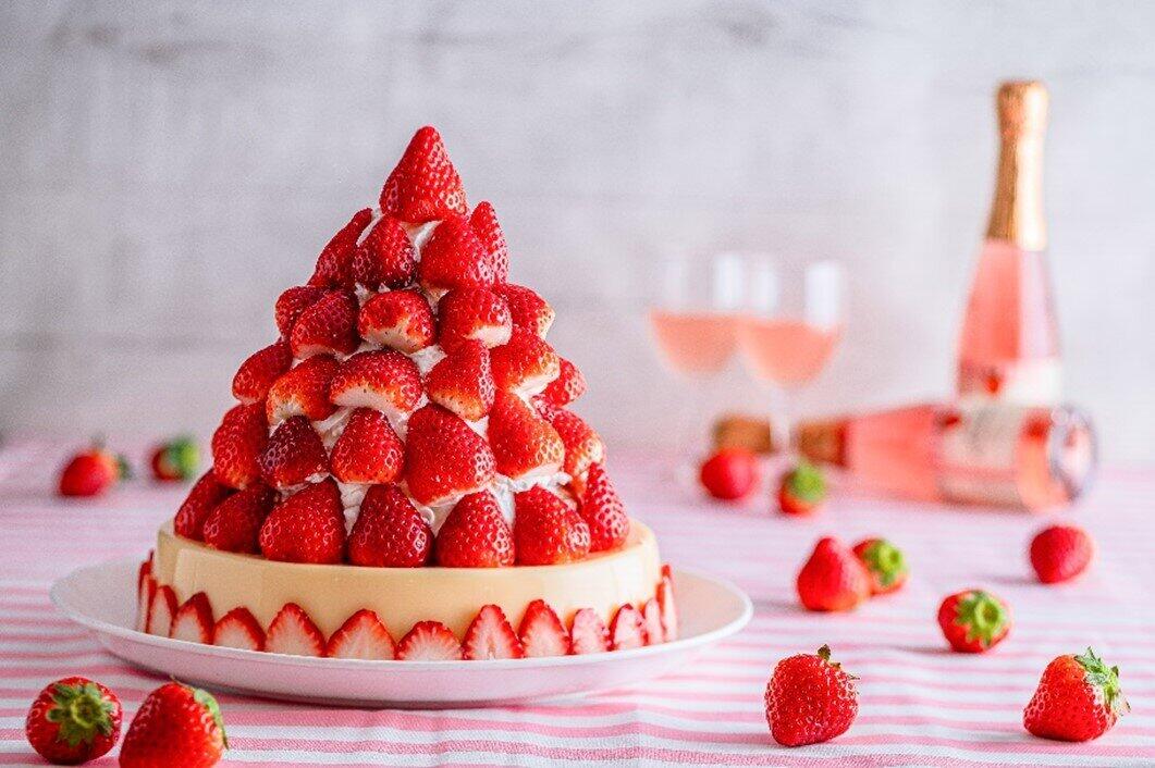 「湯桶プリン」にイチゴなどをデコレーションした様子（湯快リゾートのニュースリリースより）
