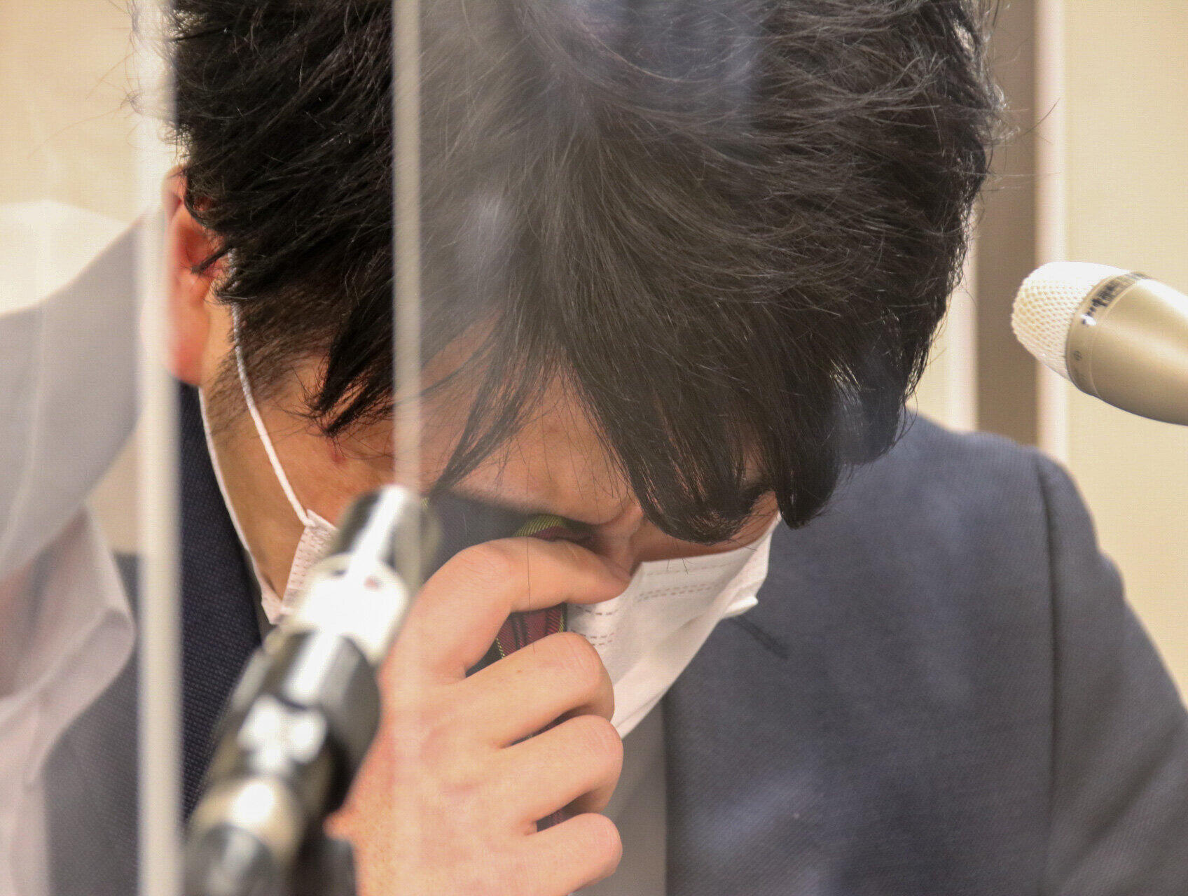 ハンカチで涙を拭う松永拓也さん