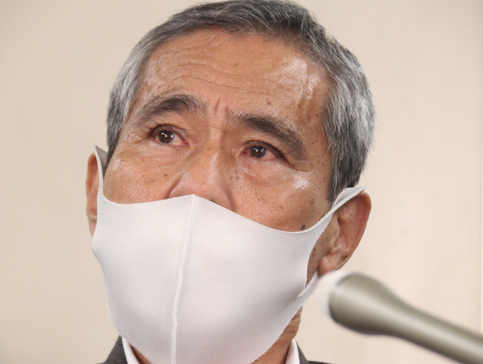 涙をにじませて話す上原義教さん