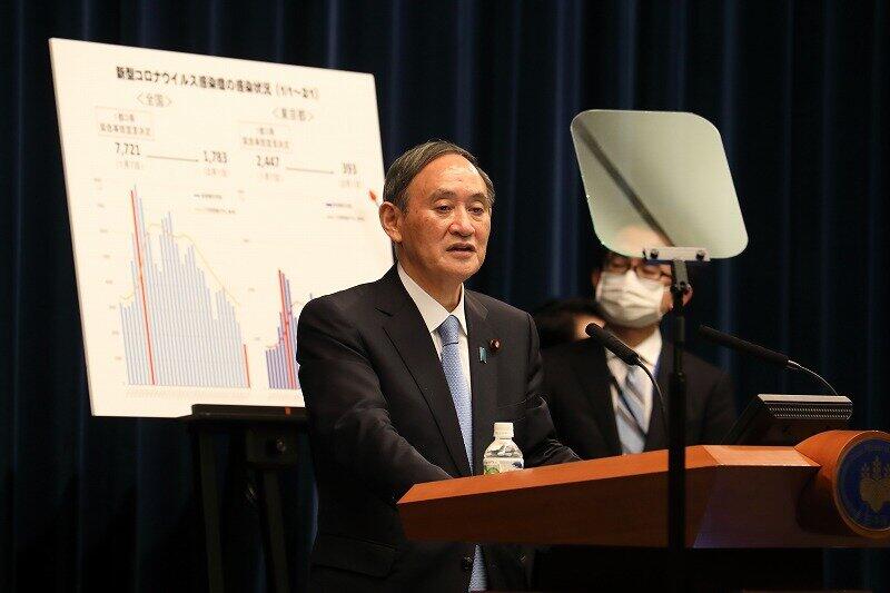 初めてプロンプターを使って記者会見に臨む菅義偉首相
