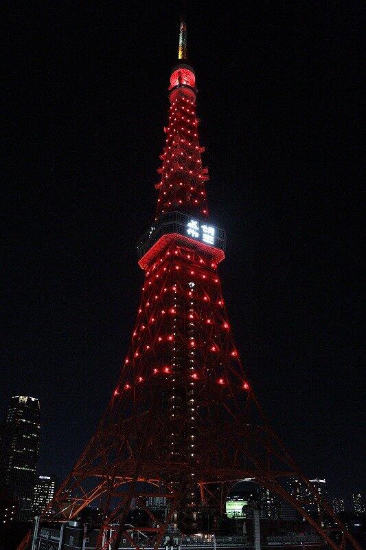 17段の階層に設置された268台のLEDライトがタワーを赤色に染めた
